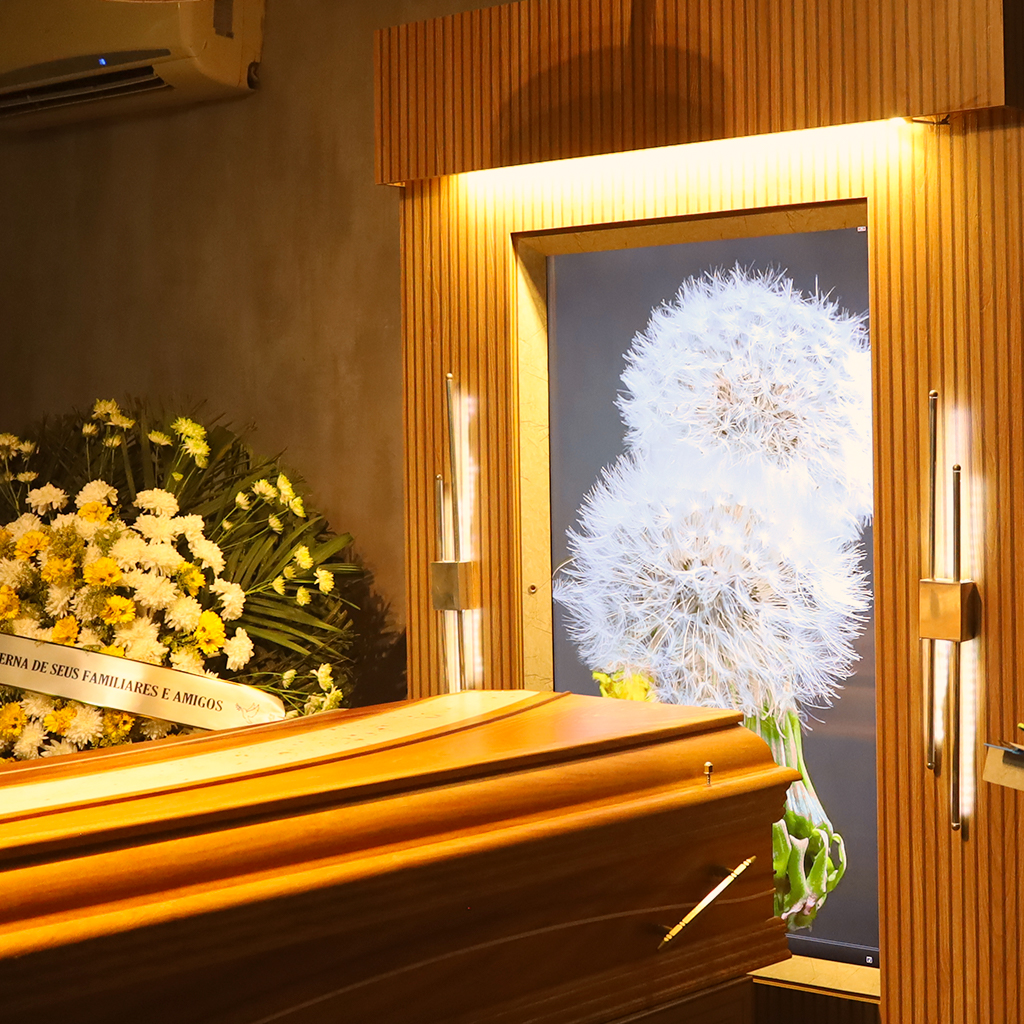 Interior de uma capela serena com flores brancas