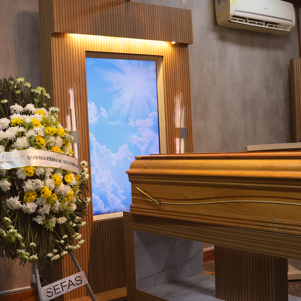 Sala de velório com flores brancas